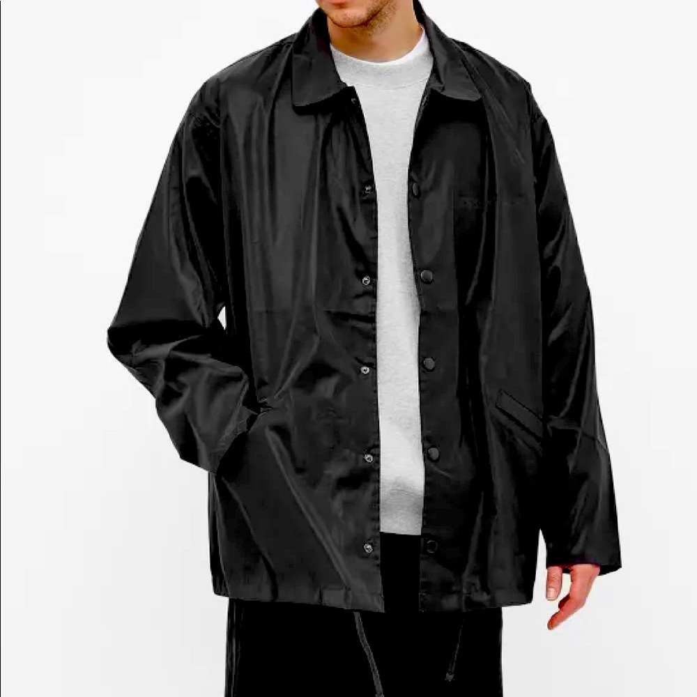 FEAR OF GOD ESSENTIALS SOUVENIR COACH JACKET
BLACK & REFLECTIVE